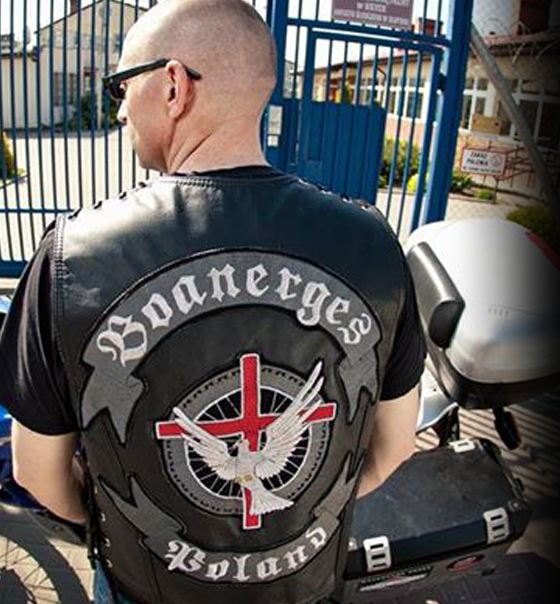 Motocyklista w kamizelce z naszywką Boanerges Poland – krzyż, gołębica i koło